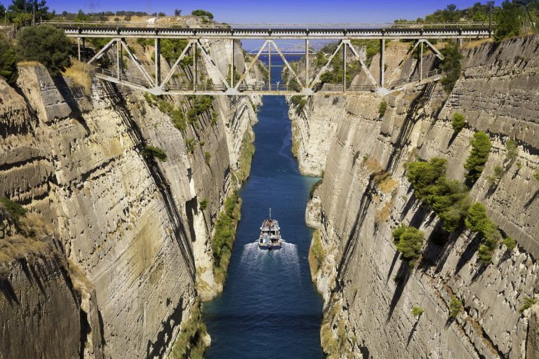 Canalul Corint a fost ÎNCHIS. Bucăţi imense de stâncă au blocat calea maritimă