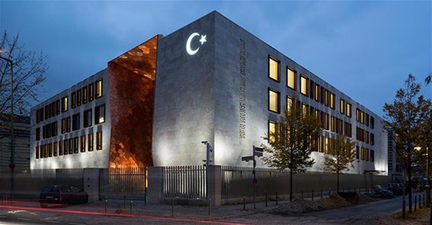 Ambasada Turciei din Berlin a fost atacată cu fumigene, vopsea şi torţe