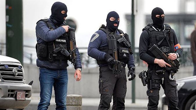 Patru europarlamentari, reţinuţi după ce au protestat într-o bază militară din Belgia