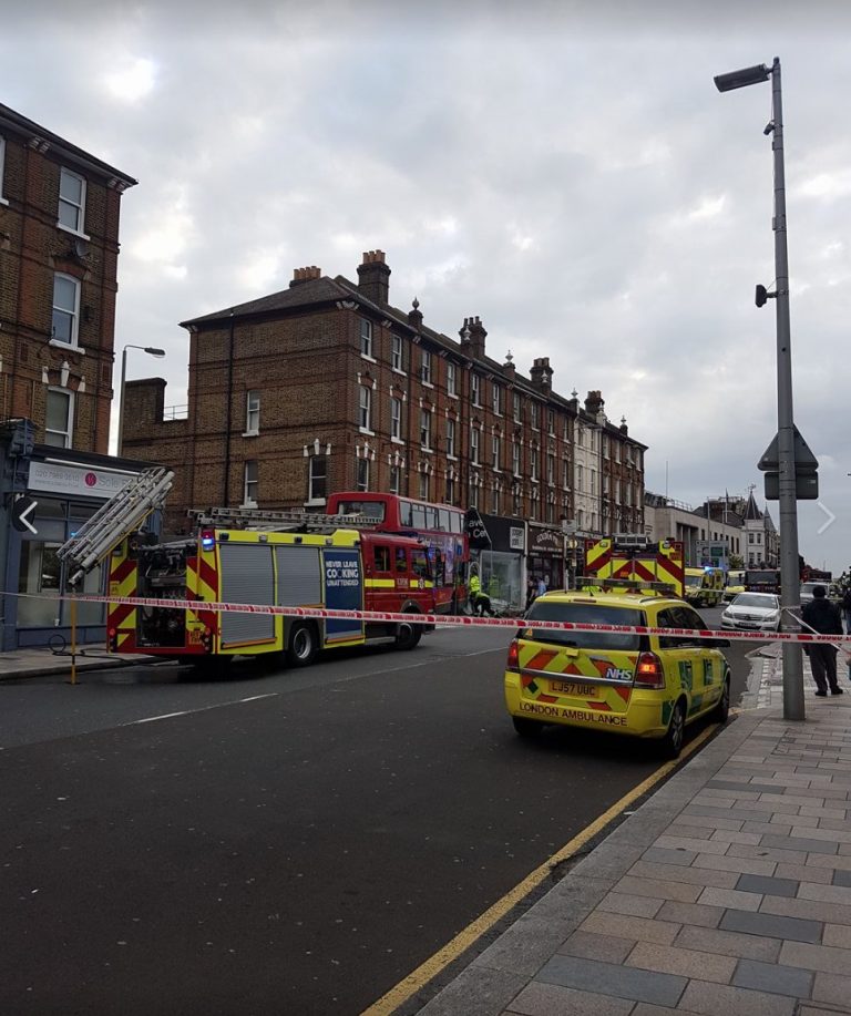 Accident teribil în Londra. Un autobuz supraetajat a intrat cu viteză într-un magazin. Mai mulţi oameni sunt răniţi – FOTO/VIDEO