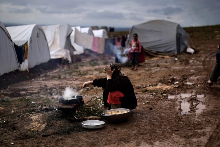 Turcii construiesc tabere pentru refugiaţi în nordul Siriei