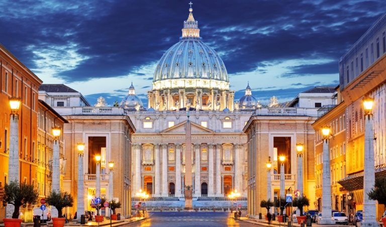 Vaticanul şi-a SCHIMBAT Constituția