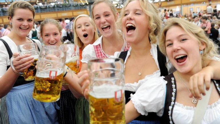 Canicula a crescut vânzarea de bere în Germania. Producătorii se plâng că nu mai au sticle