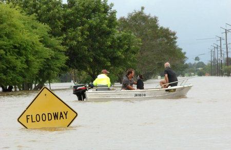 Pericol extrem în Australia. Străzile inundate sunt invadate de crocodili