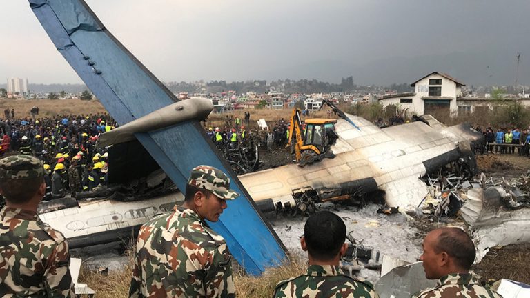 Un avion de pasageri s-a prăbuşit pe aeroportul din Kathmandu – VIDEO