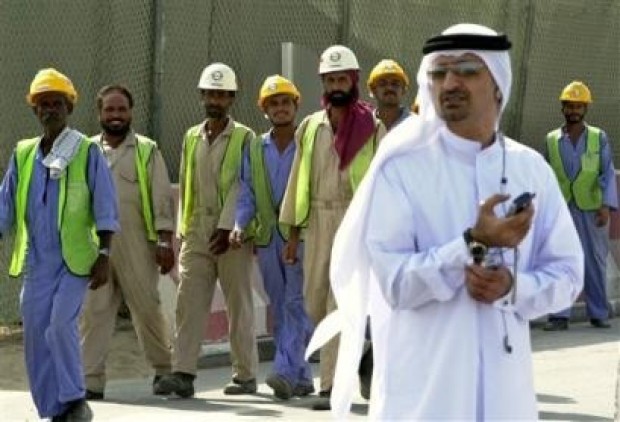 Emirul Qatarului acordă noi măsuri de protecţie pentru muncitorii străini