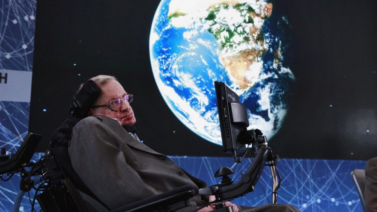 Stephen Hawking a prezis că un virus va decima omenirea până la sfârşitul mileniului