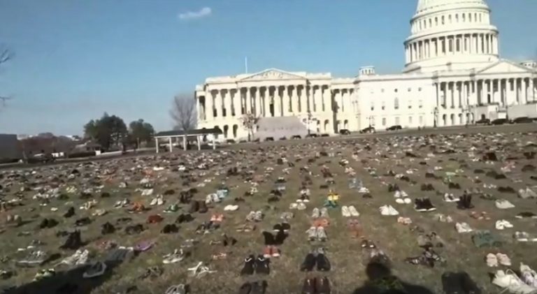 VIDEO. Memorial cu 14.000 de perechi de pantofi în faţa Capitoliului din Washington