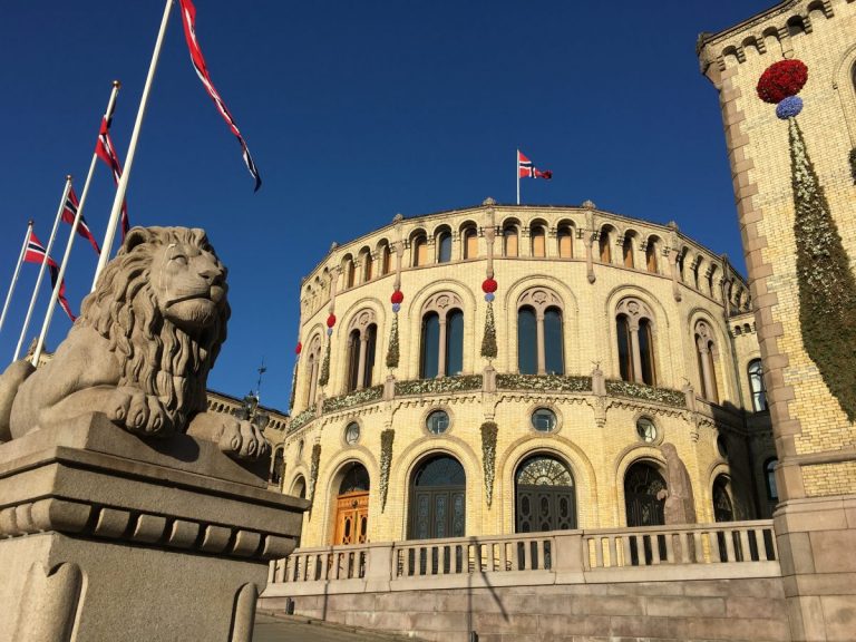 Parlamentul norvegian autorizează retragerea cetăţeniei