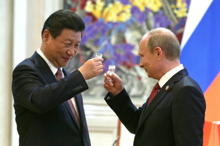 Vladimir Putin şi Xi Jinping au preparat împreună “blinî” şi au băut vodcă