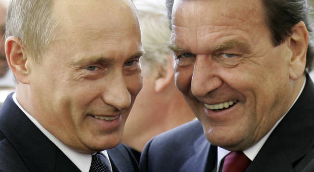 Prieteni vechi: Gerhard Schroder cere Occidentului să negocieze cu Putin