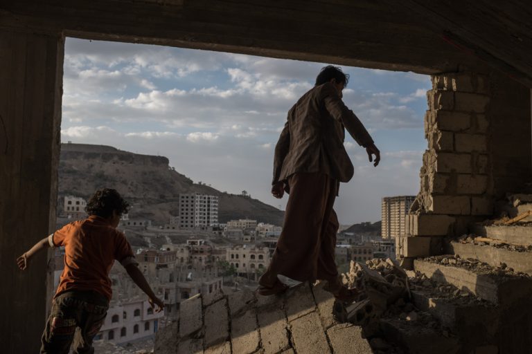 Nouă morţi, printre care mulţi copii, într-un nou raid aerian efectuat de saudiţi în Yemen – FOTO