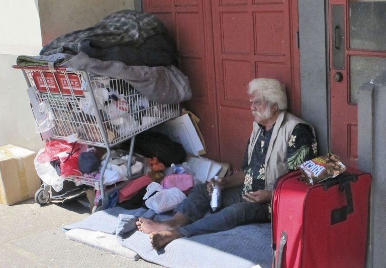 O persoană fără adăpost a fost amendată pentru că dormea în stradă în nord-vestul Italiei