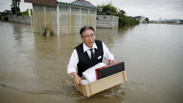Inundaţii de proporţii în Japonia. Sute de persoane au fost evacuate!
