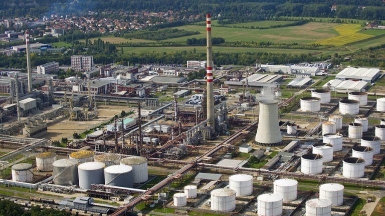 Explozie puternică la o uzină chimică din Cehia. Cel puţin şase oameni au murit