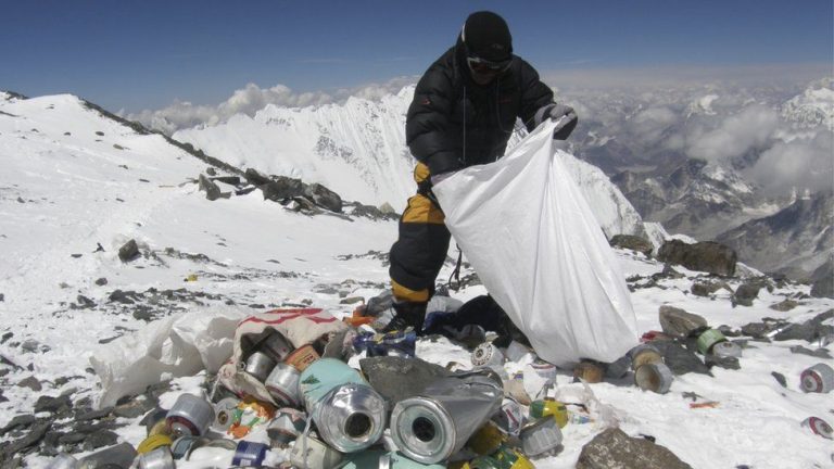 30.000 de oameni vor curăţa Everestul de tonele de gunoaie