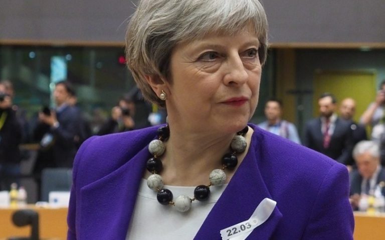 Premierul britanic Theresa May, “agasată” de speculaţiile privind viitorul său politic