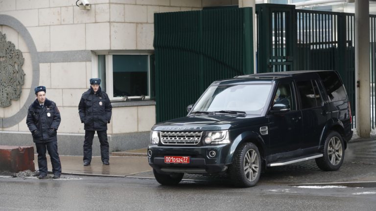 Un convoi de vehicule a părăsit ambasada Marii Britanii la Moscova