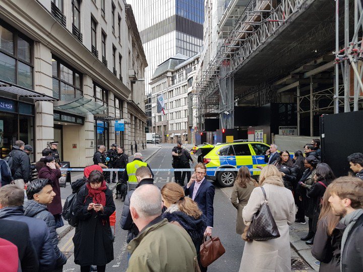 Poliţia britanică inspectează un colet suspect găsit în centru Londrei – FOTO, VIDEO