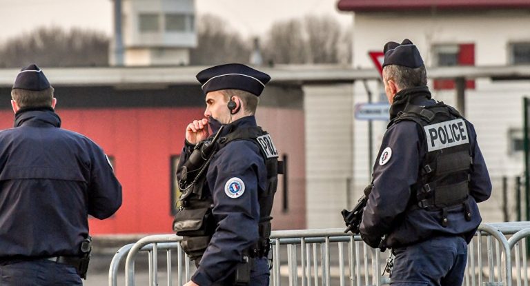 Operaţiune antitero în nordul Franţei. Sute de poliţişti au luat cu asalt o asociaţie musulmană