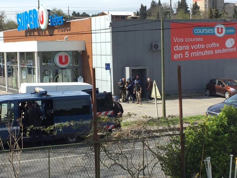 Premierul francez spune că luarea de ostatici pare un act terorist. Cel puţin un om a fost ucis