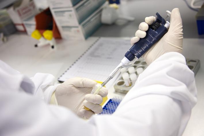 Roche lansează pe piață un test rapid pentru coronavirus