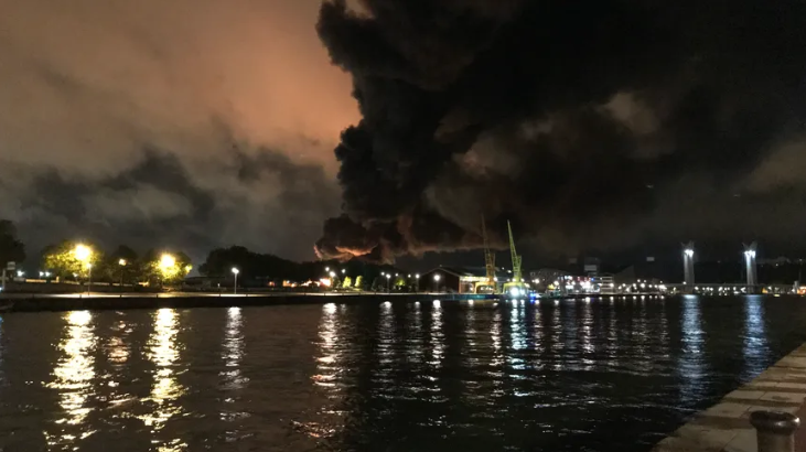 Incendiu puternic la o fabrică petrochimică din Franța (VIDEO). Locuitorii a 12 comune, îndemnaţi să nu iasă din case