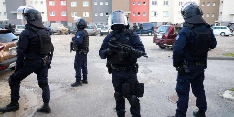 Iubita teroristului din Franța a fost inculpată și pusă în detenție
