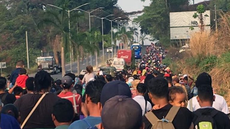 Zeci de migranţi au ajuns la frontiera dintre Mexic şi SUA