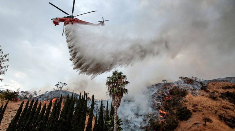 Stare de urgenţă în California. Cel mai mare incendiu din istorie face prăpăd în LA – FOTO/VIDEO