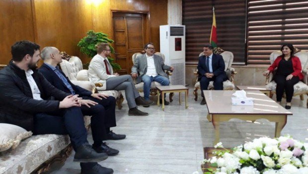 O delegaţie formată din parlamentari britanici a plecat în vizită la kurzii din Siria
