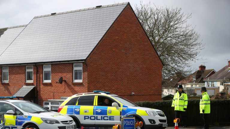 UK: Două persoane sunt în stare gravă după ce au fost expuse unei ‘substanţe necunoscute’