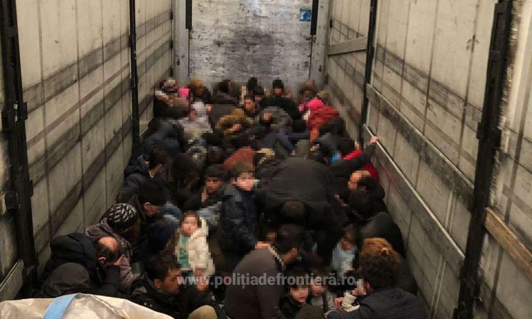 53 de migranți au fost găsiți înghesuiți într-un camion la granița mexicană
