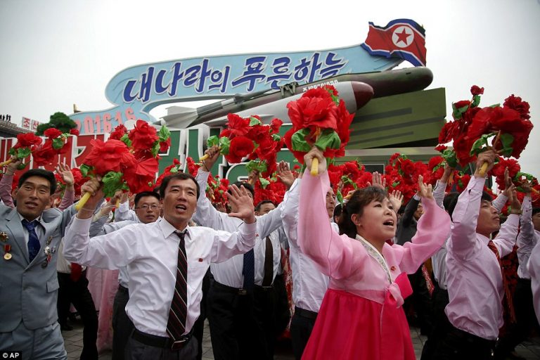 Ziua Soarelui la Phenian: Nord-coreeni omagiază dinastia Kim