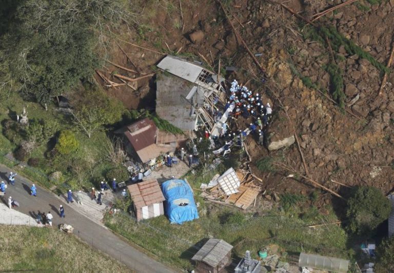 Şase persoane au fost înghiţite de o alunecare de teren masivă în Japonia – FOTO