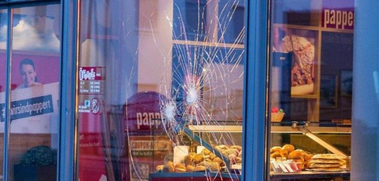 Coadă la pâine în Germania. Un bărbat a atacat mai multe persoane şi a fost împuşcat de poliţişti