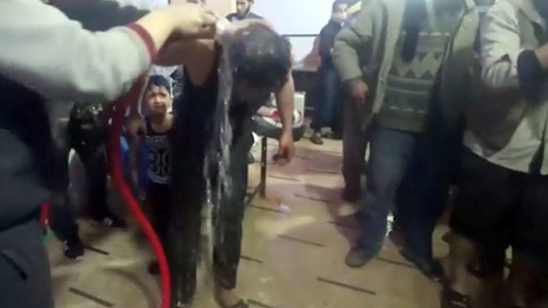 VIDEO – Un copil care a participat la ÎNSCENAREA atacului chimic din Siria a fost răsplătit cu prăjituri şi orez
