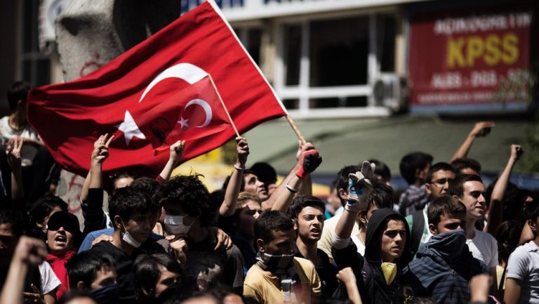 Opoziţia turcă iese în stradă pentru a protesta împotriva prelungirii stării de urgenţă