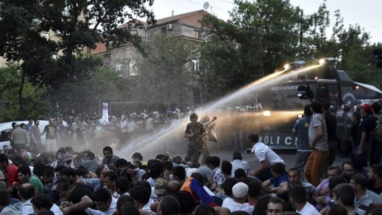 Armenia : Peste 180 de manifestanţi au fost interpelaţi de către poliţie