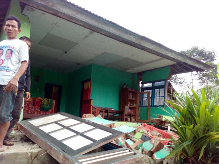 Cel puțin 14 persoane au murit în cutremurul produs duminică în Indonezia