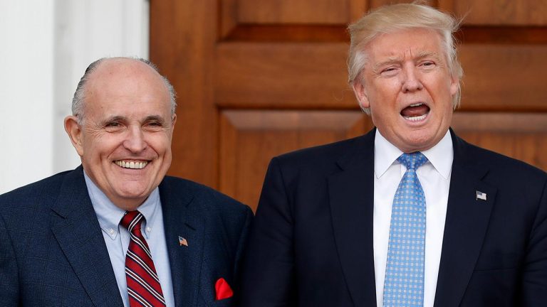 Avocat cu ‘ştaif’, Rudy Giuliani are tupeul să-l contrazică pe Trump