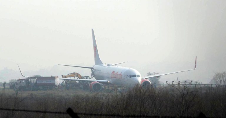 Un avion de pasageri a ieşit de pe pistă. Aeroportul din Kathmandu este închis