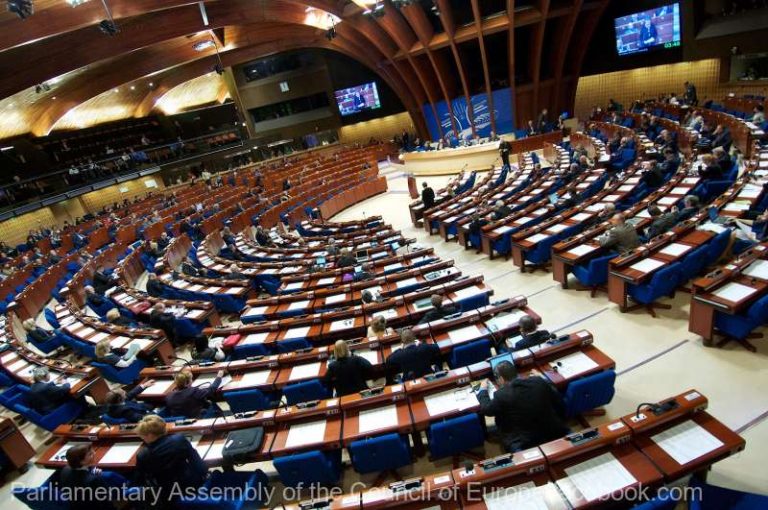 Minut de reculegere în semn de omagiu pentru profesorul decapitat în Franţa în Parlamentul European