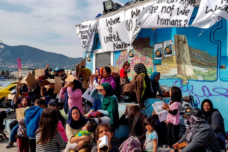 Mii de migranţi au demonstrat pe insula greacă Lesbos