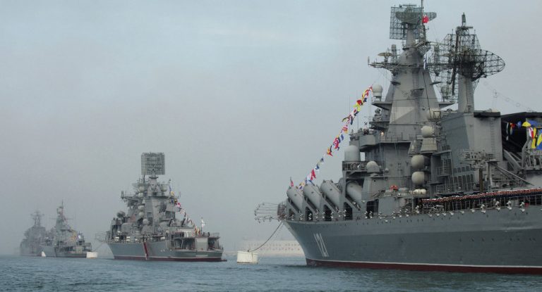 APE FIERBINŢI aproape de ţărmul românesc! Rusia a adus 15 nave de război în Marea Neagră