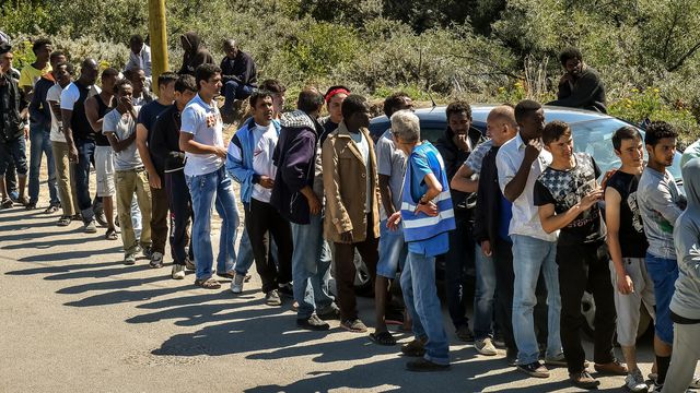 Cel puţin 2,5 milioane de migranţi au recurs la reţele de traficanţi pentru a trece frontierele în 2016 (ONU)