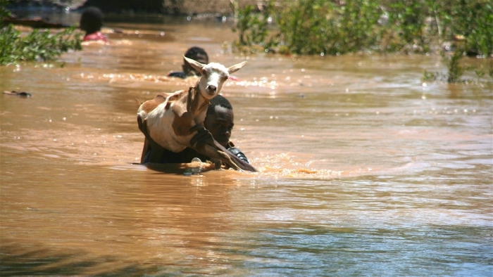 Inundații în Kenya: Cel puţin 194 de morți și 100.000 de locuitori au fost strămutaţi