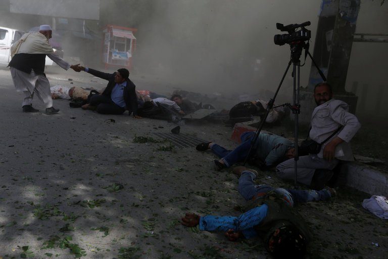 Afganistan : Cel puţin 37 de persoane, inclusiv 10 jurnalişti, au fost uciși în seria de atentate sângeroase