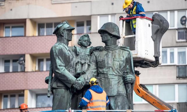 Polonia îşi aruncă la ‘groapa de gunoi a istoriei’ monumentele comuniste