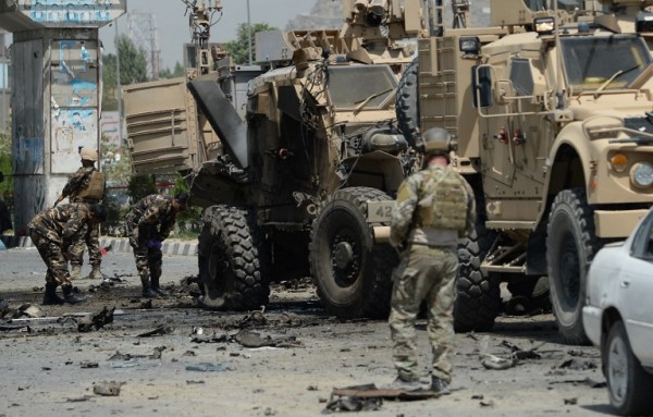 Atac sinucigaş cu vehicul capcană împotriva unui convoi, în apropierea unei baze americane din Afganistan